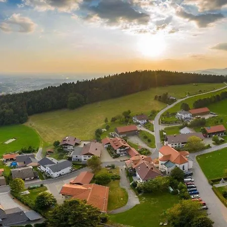 Altes Schulhaus Greising * Deggendorf